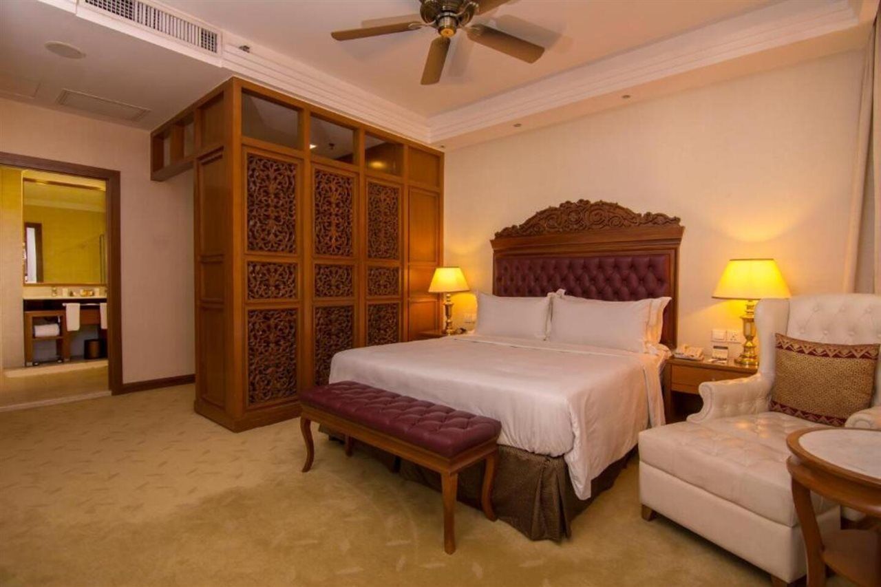 מלון Royale Chulan קואלה לומפור מראה חיצוני תמונה A bedroom at the hotel