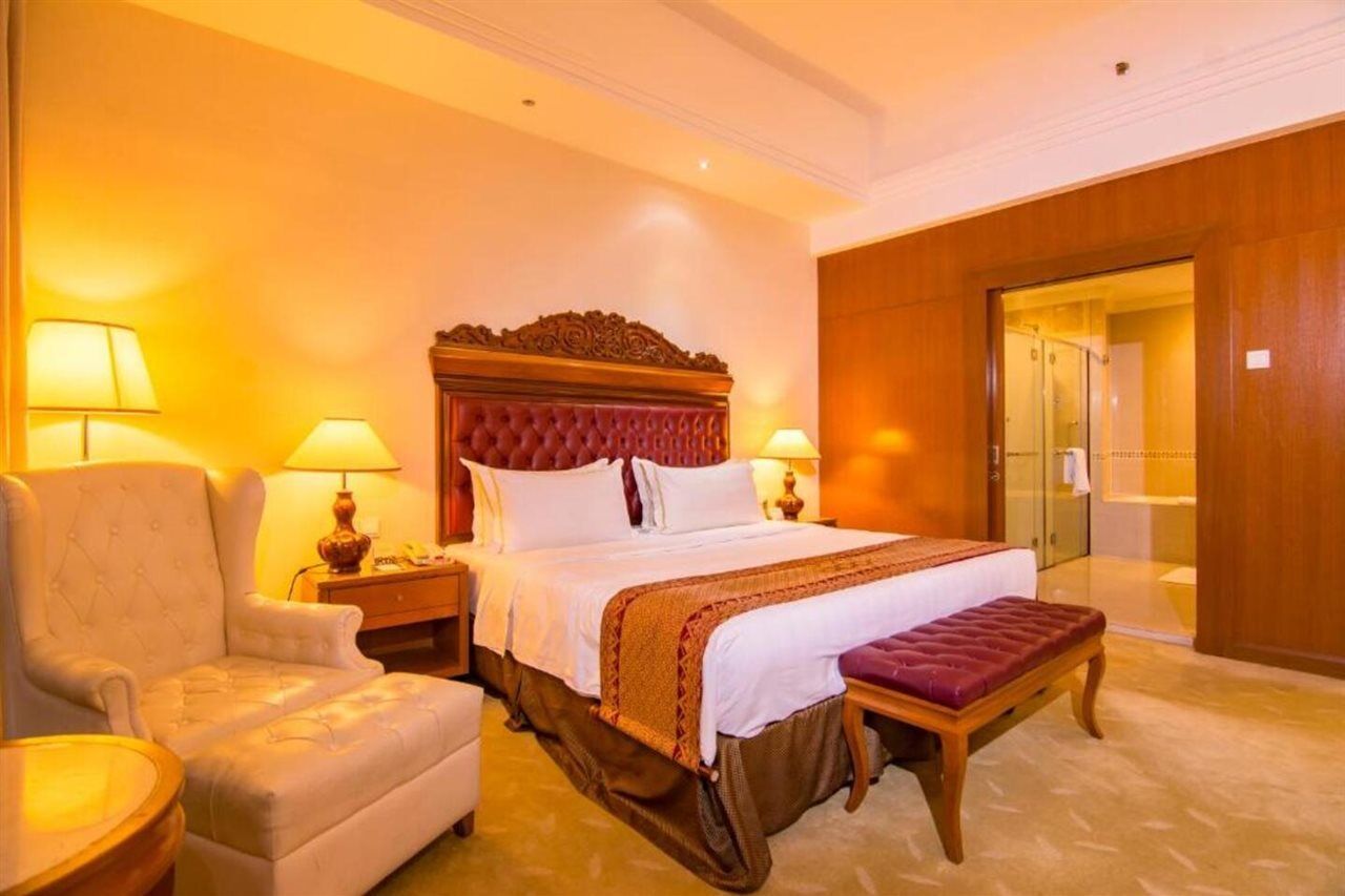 מלון Royale Chulan קואלה לומפור מראה חיצוני תמונה A bedroom at the hotel